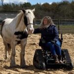 Barbara in rolstoel naast der paard