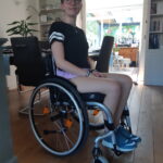 Foto Yira in haar rolstoel