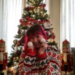 Profielfoto Michaela bij de kerstboom